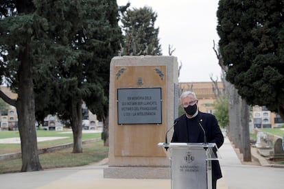 El alcalde de València, Joan Ribó, presenta en el Cementerio General un monolito en memoria de las personas represaliadas por el franquismo.