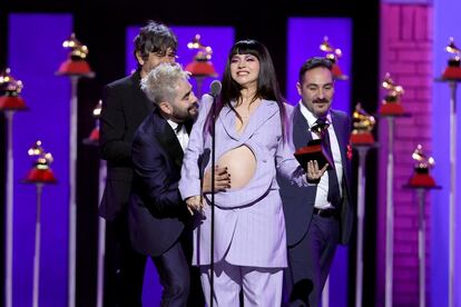 La cantante Mon Laferte recibe un premio en el escenario durante la ceremonia.