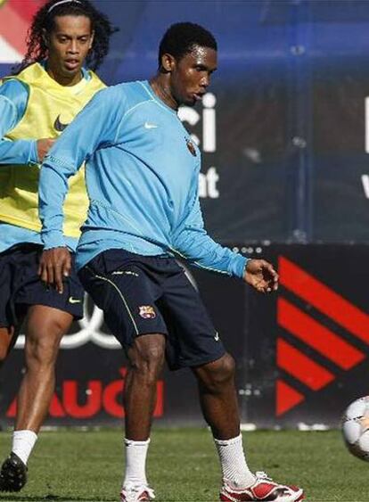 Ronaldinho y Eto'o en un entrenamiento