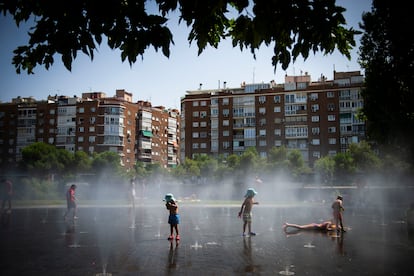  Ambiente en las fuentes de la playa urbana del parque de Arganzuela. 