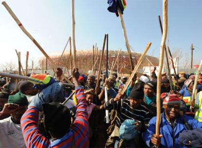Los obreros protestan delante del estadio de Soweto
