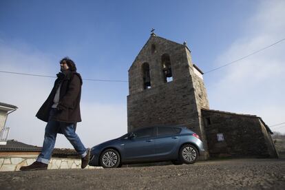 El Opel Astra de Nieto es una parte esencial de su vida: en los poco más de 3 años que tiene ha hecho una media diaria de 138 kilómetros. La diócesis le ayuda a pagar la gasolina.