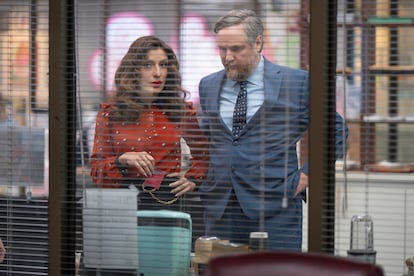 Sabrina Impacciatore y Tim Key, en la primera temporada de 'The Paper'.