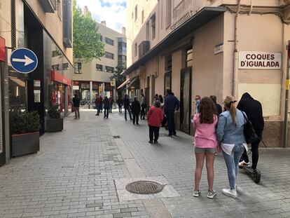 Cola en la calle Sant Magí de Igualada (Anoia) para acceder a una entidad bancaria el pasado 30 de abril de 2020. Una fotografía realizada por Daniel Vilarrubias al Arxiu Comarcal de l’Anoia dentro de la campaña #arxivemlacovid19 promovida por la AAC.