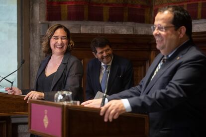 La alcaldesa de Barcelona, Ada Colau, junto al conseller de Interior, Joan Ignasi Elena, en el Ayuntamiento de Barcelona