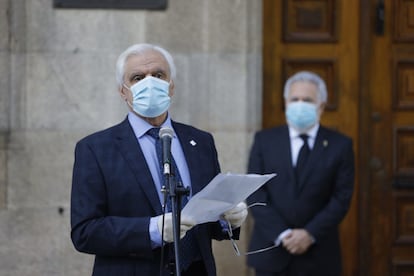 Víctor Freixanes, presidente de la Real Academia Galega, lee ante la antigua casa del autor homenajeado, Ricardo Carvalho Calero, el Día das Letras Galegas 2020.