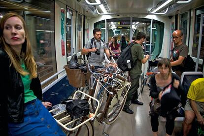Bicicletas en uno de los tranvías que circulan por Sant Joan Despí, en la provincia de Barcelona.