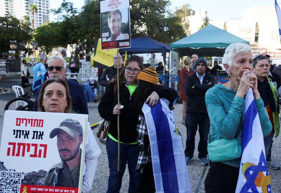 Una multitud se congrega en Tel Aviv para seguir en directo el intercambio de rehenes