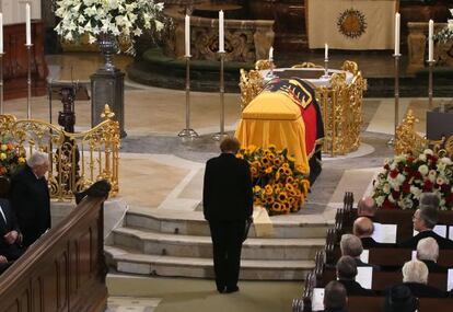 La canciller alemana, Angela Merkel, frente al ataud de Helmut Schmidt, durante el funeral celebrado en Hamburgo el 23 de noviembre.