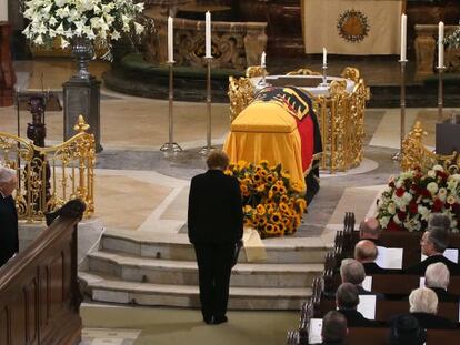 La canciller alemana, Angela Merkel, frente al ataud de Helmut Schmidt, durante el funeral celebrado en Hamburgo el 23 de noviembre.