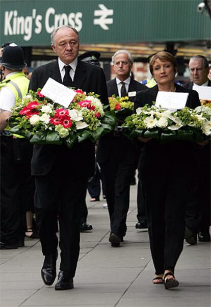 Livingstone y Jowell portan sendos ramos de flores ante la estación de King&#39;s Cross.