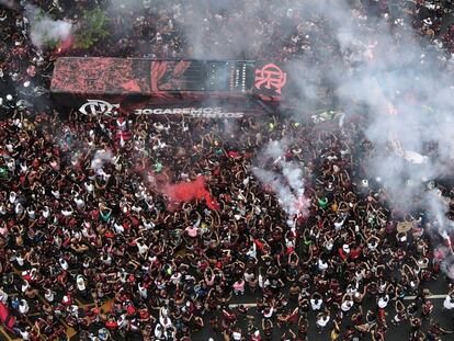 Vista aérea donde se observa a aficionados del Flamengo mientras reciben al bus del equipo, a su llegada al estadio Maracaná en Río de Janeiro (Brasil). El equipo de fútbol Flamengo recibirá al Internacional en la penúltima ronda del torneo brasileño.