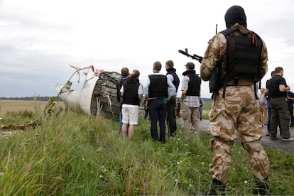 Inspectores de la OSCE en el lugar donde cayó el avión malasio en Ucrania, 18 de julio de 2014.