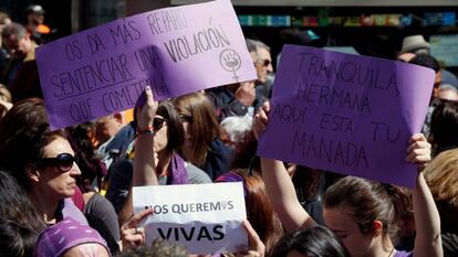 Concentración contra el fallo judicial de La Manada en la Puerta del Sol de Madrid este miércoles.