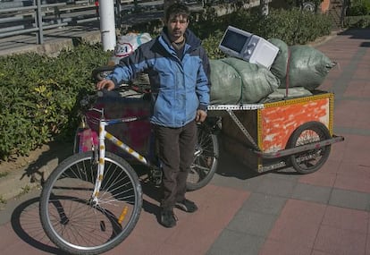 Joan Szózg, al costat del seu carro, amb les pertinences que ha pogut treure de la nau del Poblenou després del desallotjament.