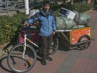 Joan Sz&oacute;zg, junto a su carro, con las pertenencias que ha podido sacar de la nave del Poblenou, tras el desalojo.