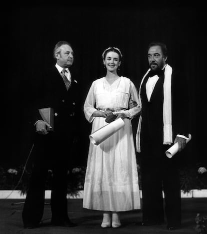 Cannes, año 1981: rodeada del director Andrzej Wajda (premiado a mejor dirección), y del actor Ugo Tognazzi (mejor actor), Isabelle Adjani sujeta su Palma de Oro a mejor actriz por 'Posesión'.