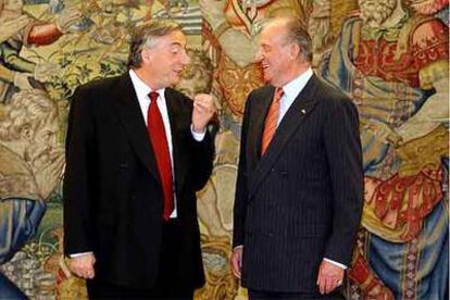El Rey conversa con el presidente de Argentina, Néstor Kirchner, en el palacio de la Zarzuela.