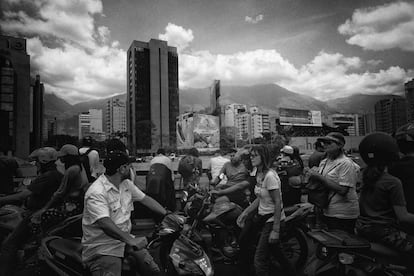 El sábado, seguidores de Juan Guaidó se movilizaron de nuevo contra Nicolás Maduro. En la imagen, algunos de ellos caminan sobre una avenida en Las Mercedes (Caracas).