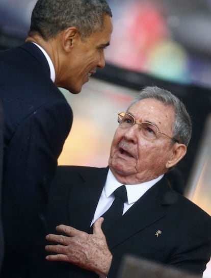 El presidente norteamericano Barack Obama saluda al presidente cubano, Raúl Castro.