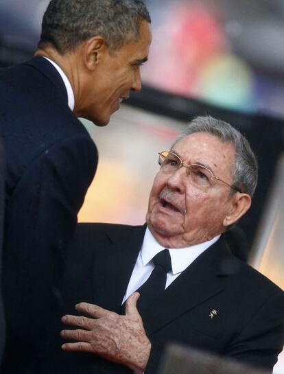 El presidente norteamericano Barack Obama saluda al presidente cubano, Raúl Castro.