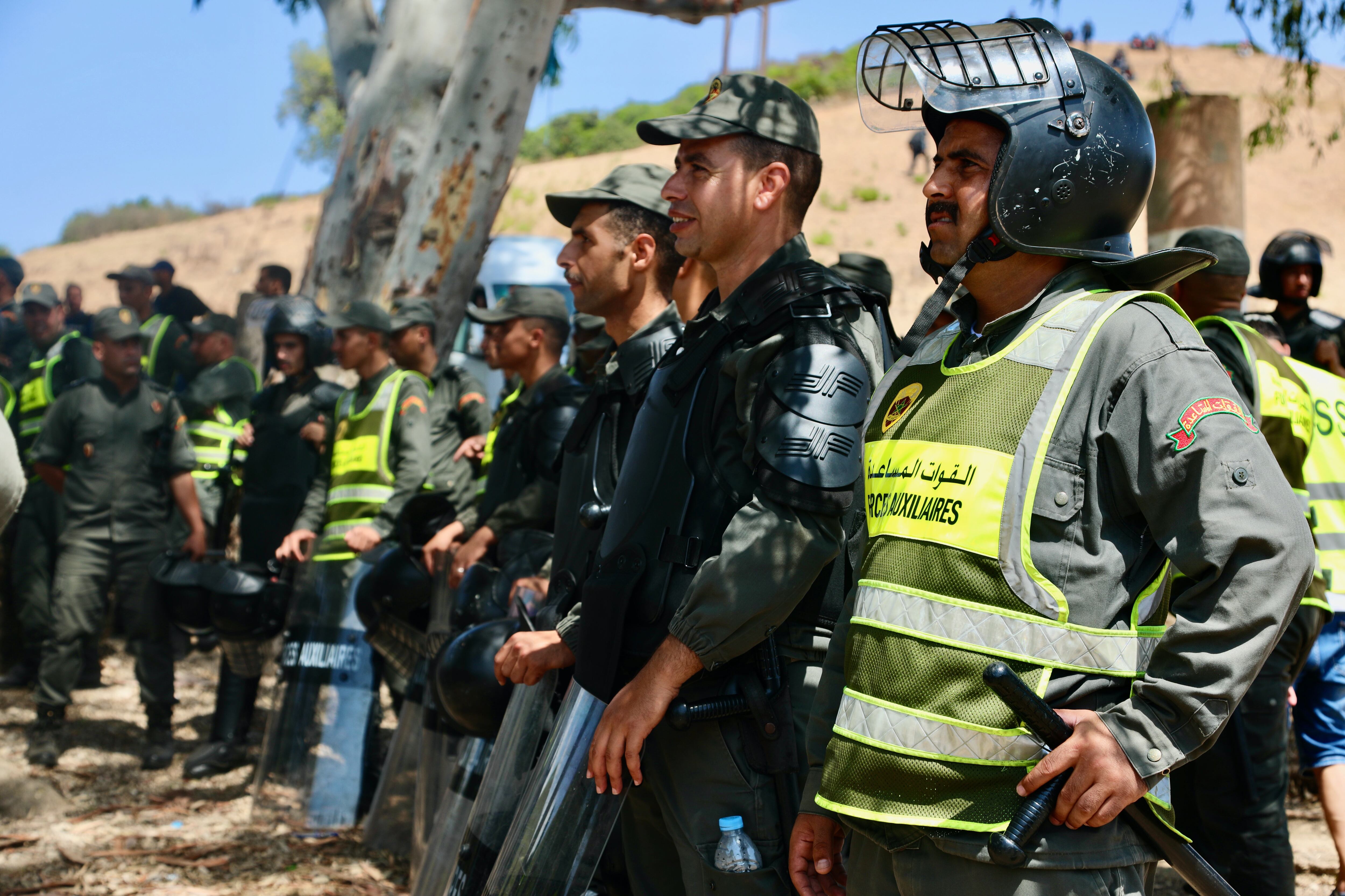 Despliegue de fuerzas de seguridad de Marruecos en la operación contra los migrantes subsaharianos, en Castillejos.