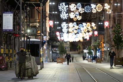 La calle Istiklal de Estambul, una zona comercial de la capital turca, este miércoles. 