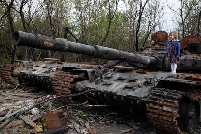 Una niña se para en un tanque ruso destruido, cerca de Kiev, el 7 de mayo.