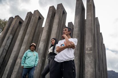 Luis Ruíz, Melisa Vargas y Alex Rivera en la estructura Torres del Silencio, en el barrio La Perseverancia en Bogotá.