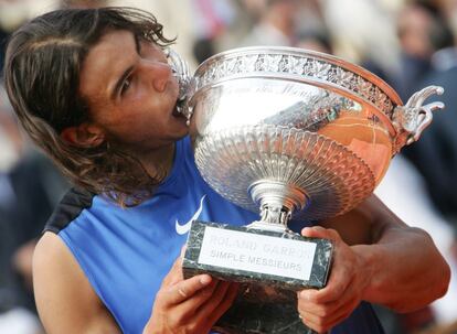 Nadal morde o troféu conquistado na final de Roland Garros 2006, depois de vencer no final ao suíço Roger Federer.