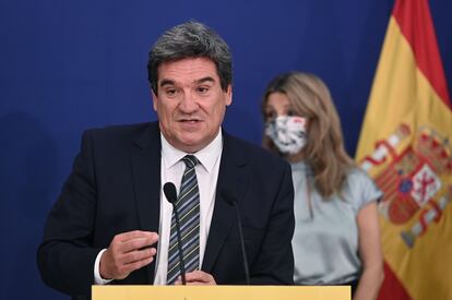 El ministro de Inclusión, Seguridad Social y Migraciones, José Luis Escrivá, junto a la ministra de Trabajo, Yolanda Díaz, tras la firma del acuerdo para prorrogar los ERTE, en Madrid, este jueves.