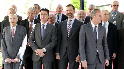 El pr&iacute;ncipe Felipe, flanqueado por el presidente valenciano, Alberto Fabra y el ministro de Industria, Jos&eacute; Manuel Soria, con miembros del jurado de los Premios Jaime I.