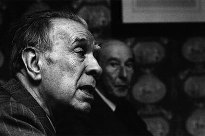 Jorge Luis Borges (1899-1986) compartió en 1979 el Premio Cervantes con Gerardo Diego (al fondo).