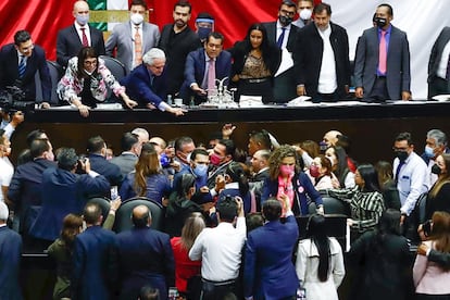 Momento de la pelea en la tribuna de la Cámara de Diputados