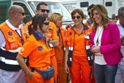 La presidenta de la Junta de Andaluc&iacute;a, Susana D&iacute;az (i), durante su visita al Santuario de la Virgen del Roc&iacute;o.