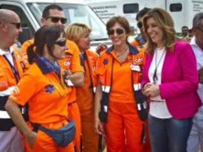 La presidenta de la Junta de Andaluc&iacute;a, Susana D&iacute;az (i), durante su visita al Santuario de la Virgen del Roc&iacute;o.