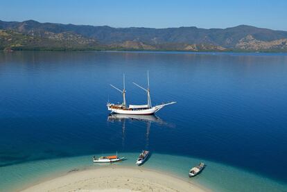 El parque nacional de Komodo, donde viven los famosos lagartos (o dragones) comedores de hombres, es el atractivo principal de la isla de Flores (Indonesia), pero no el único: frondosos bosques, volcanes, fondos submarinos excepcionales para el buceo y playas casi perfectas, como esta de Pulau Rutong.