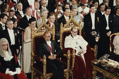 Luis Echeverría asiste a un banquete en el Guildhall de Londres con Alan Mais en 1973.