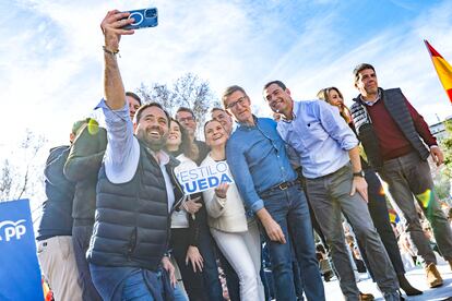 El líder del PP, Alberto Núñez Feijóo, en el centro, participa en una fotografía con los presidentes autonómicos y líderes del PP que han acudido a la protesta contra la amnistía de este domingo, en Madrid.