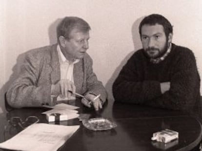 El escritor y periodista alemán Hans Magnus Enzensberger (izquierda) entrevista a Joseba Sarrionaindia, en la cárcel de Martutene semanas antes de su fuga.