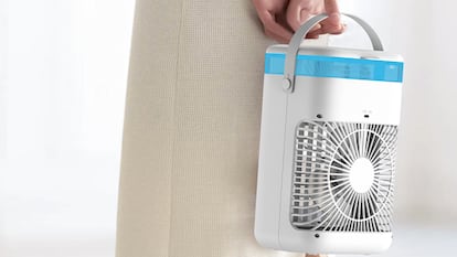Artículo de EL PAÍS Escaparate que describe las ventajas de usar un aire acondicionado portátil de bajo consumo.