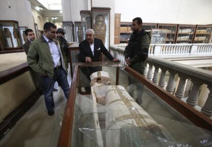 Zahi Hawass muestra los desperfectos en el Museo Egipcio tras el asalto.