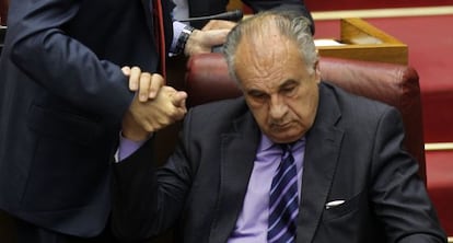 Rafael Blasco sentado en su antiguo escaño de portavoz del grupo parlamentario popular en las Cortes Valencianas.