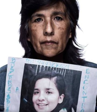 Rosario Aybar, madre de Solsiret Rodríguez, muestra un retrato de su hija.