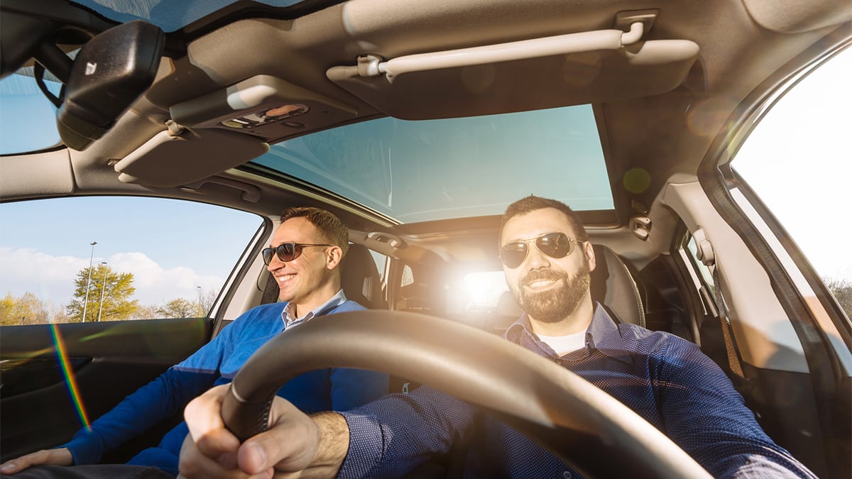 Reduce el riesgo al volante con este soporte para gafas que se instala en el parasol del coche