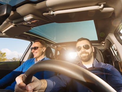 Disfruta de una conducción segura gracias al soporte que te ayuda a mantener tus gafas siempre a mano.