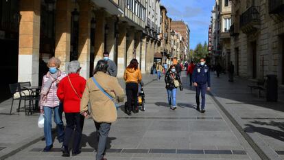  Vista de la calle Mayor de Palencia un día antes de entrar en vigor las restricciones de movilidad perimetral, por cumplir los criterios marcados por el Ministerio de Sanidad de incidencia, contagios y ucis. EFE / Almudena Álvarez