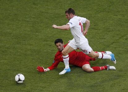 James Milner, esquiva al portero francés Hugo Lloris, durante el partido.