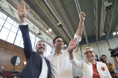 Pedro Sánchez, el candidat del PSC de Barcelona, Jaume Collboni, i la regidora Carme Andrés.