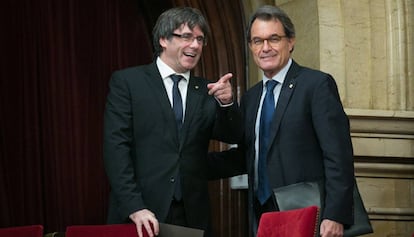 Carles Puigdemont y Artur Mas, en el Parlament.